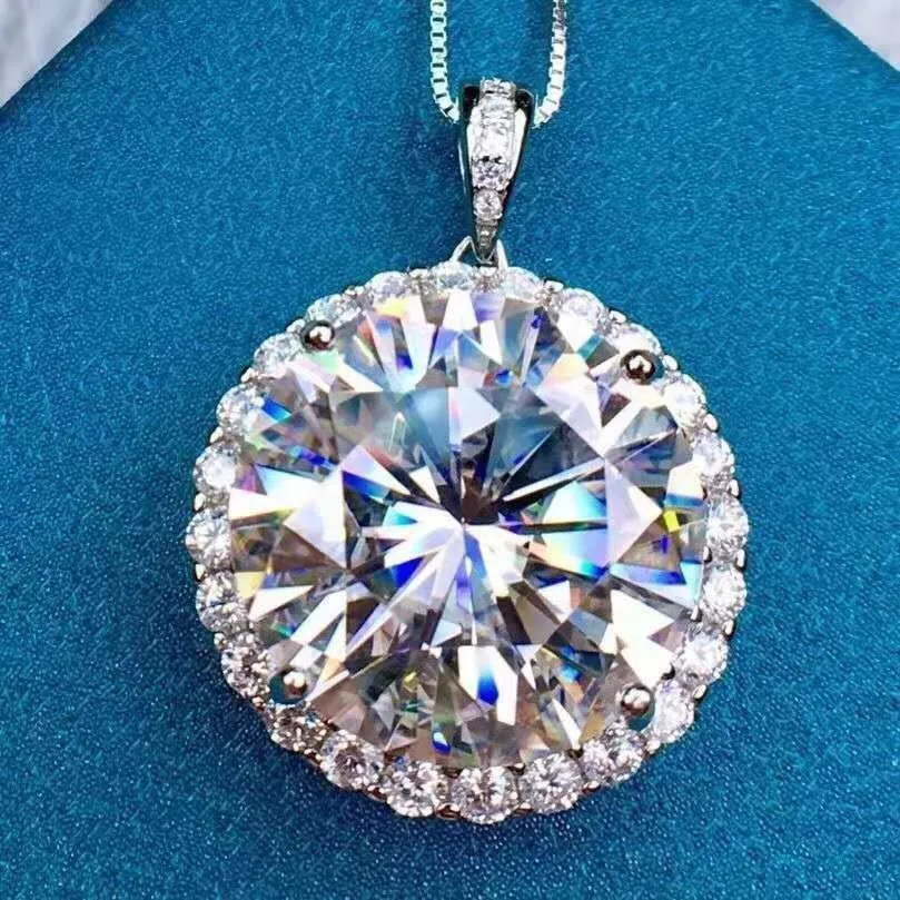 7 Carat Trendy Fashion Pendant