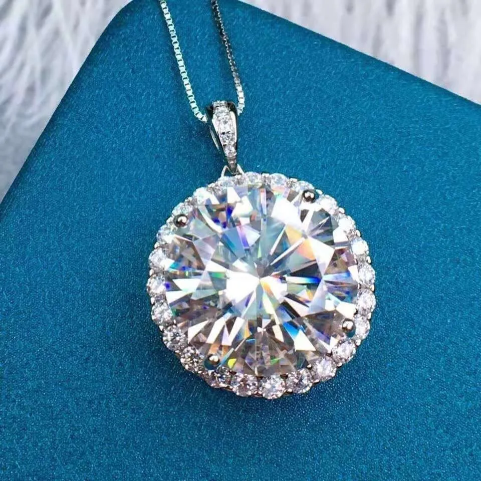 7 Carat Trendy Fashion Pendant