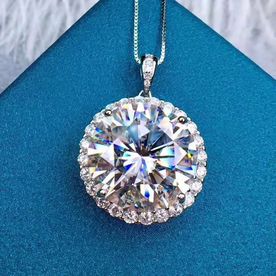 7 Carat Trendy Fashion Pendant