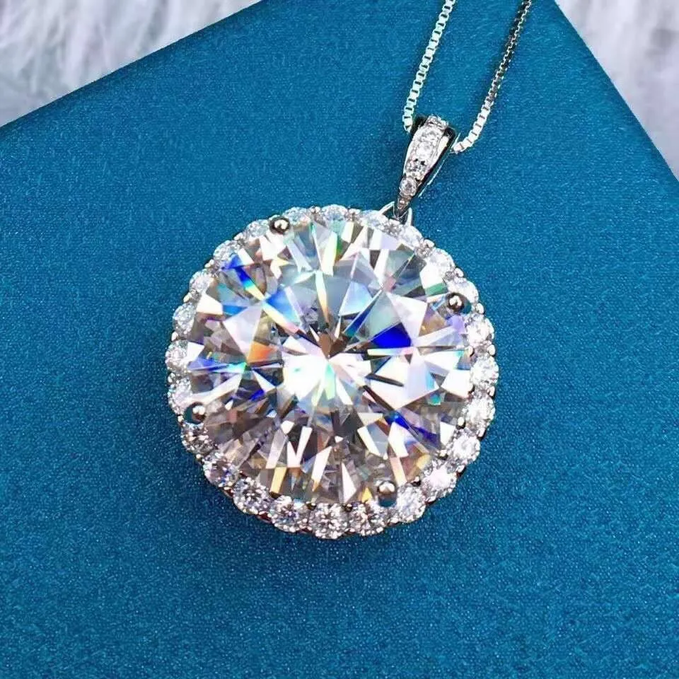 7 Carat Trendy Fashion Pendant