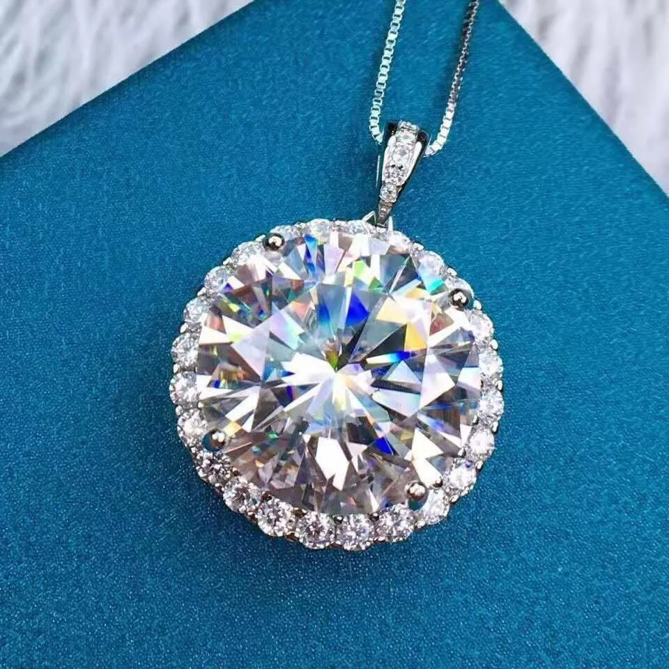 7 Carat Trendy Fashion Pendant