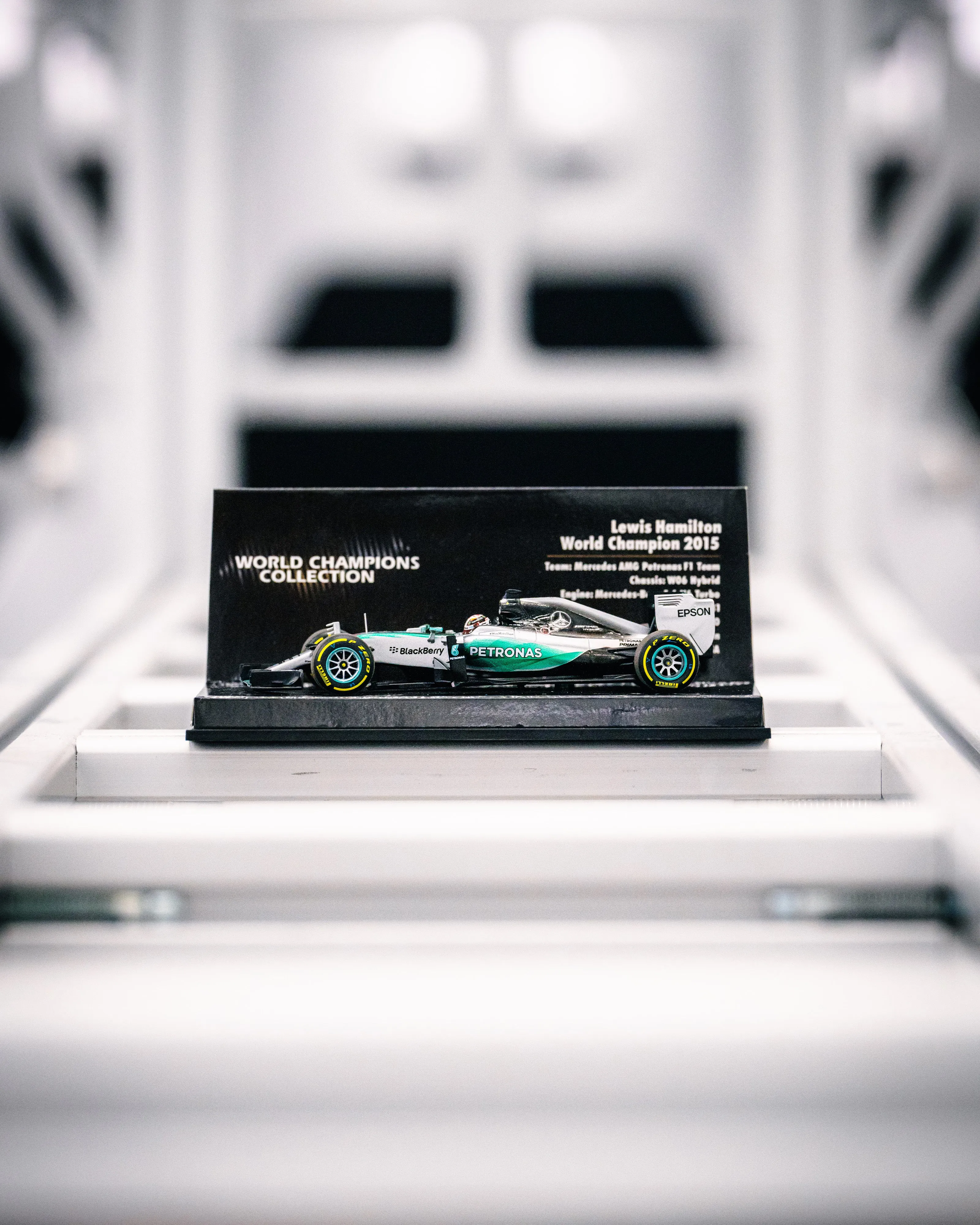 W06 - 2015 Formula One World Champion - #44 L. Hamilton 1:43